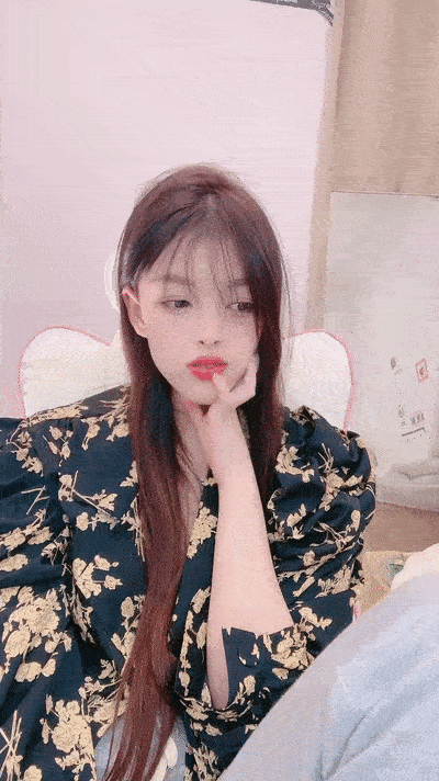 【優片】可鹽可甜美女小姐姐！超棒身材細腰美乳！掰開騷穴特寫，從下往上視角，洞洞清晰可見，擺弄姿勢