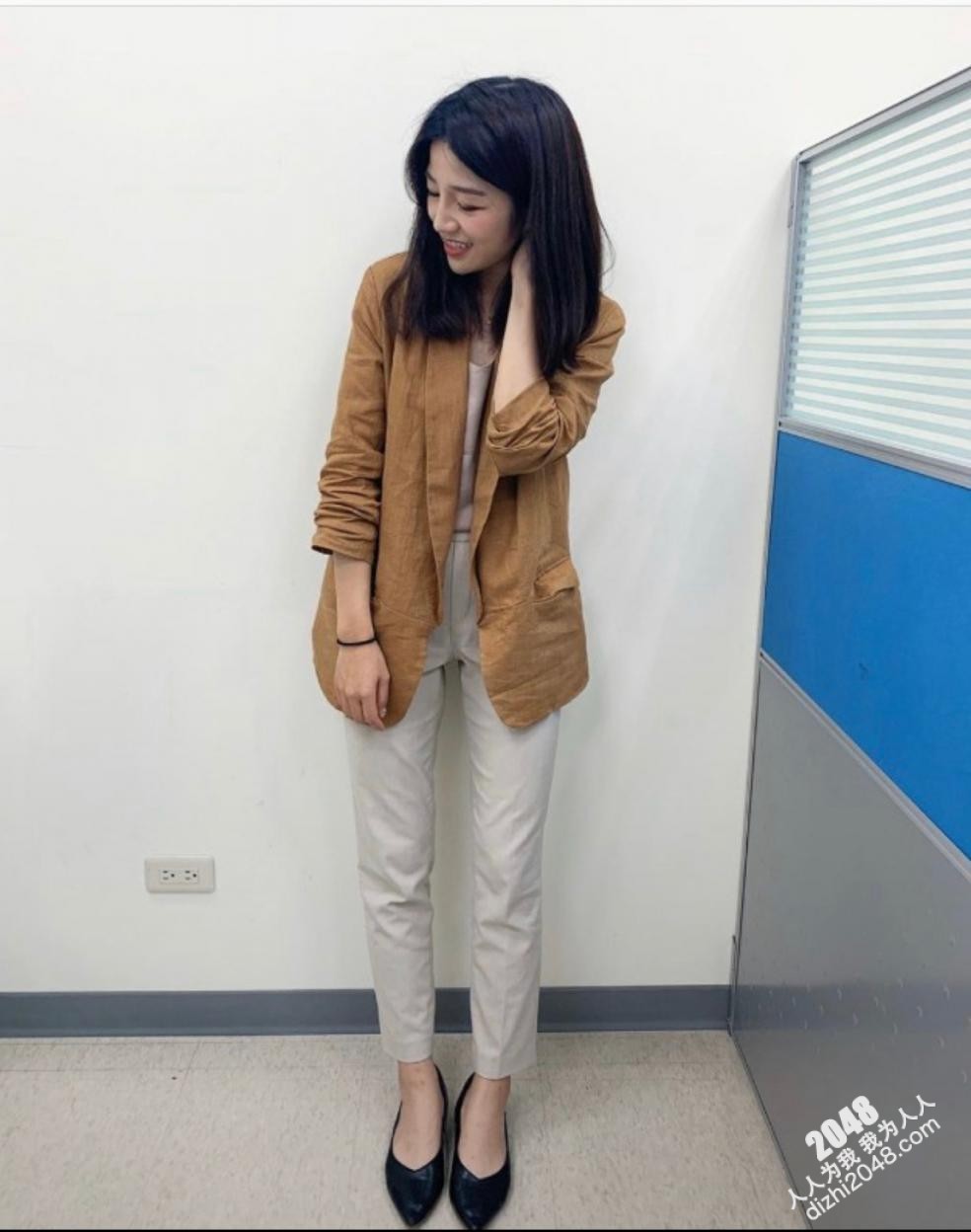 【優片】-小少妇的逼逼就是个无底洞，全程露脸丝袜高跟淫声荡语，多道具蹂躏骚穴自己爆菊花，浪叫呻吟不止，表情好骚