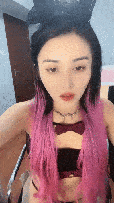 【優片】新人下海漂亮小姐姐！粉红头发纤细美腿！炮友按着脑袋深喉，跪在椅子后入，爽的受不了颜射