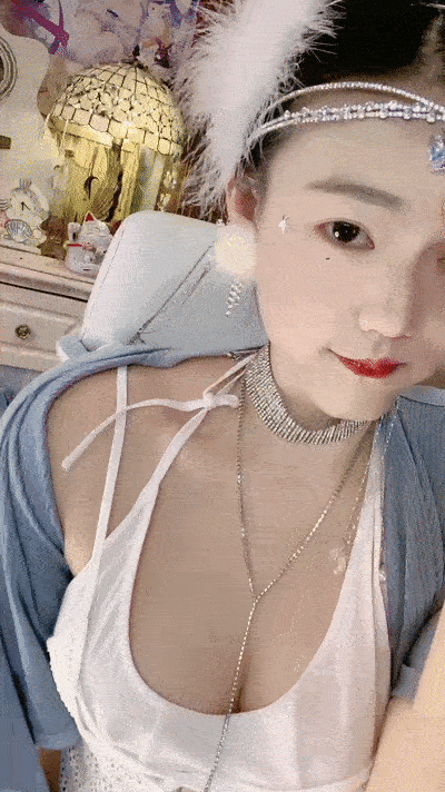 大红唇小姐姐新人下海！粉红色奶头美乳！ 撩起短裙粉嫩小穴，自摸特写好多水，极度诱惑