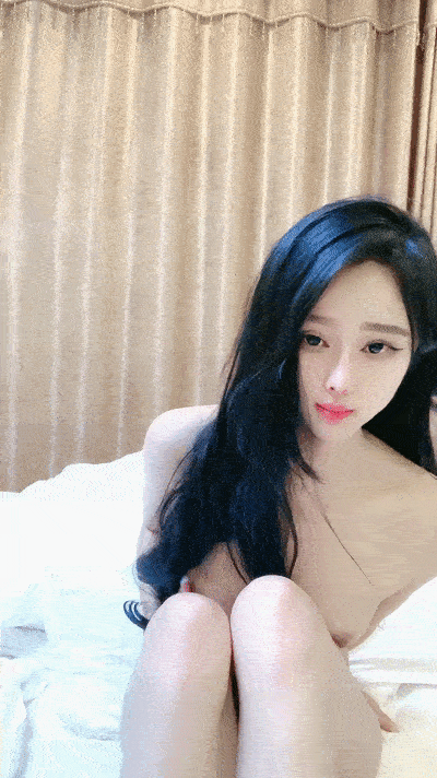極品尤物網紅美女！賺錢還網貸！貧乳苗條身材，無毛粉嫩小穴，肥唇緊緻，振動棒抽插，表情一臉享受