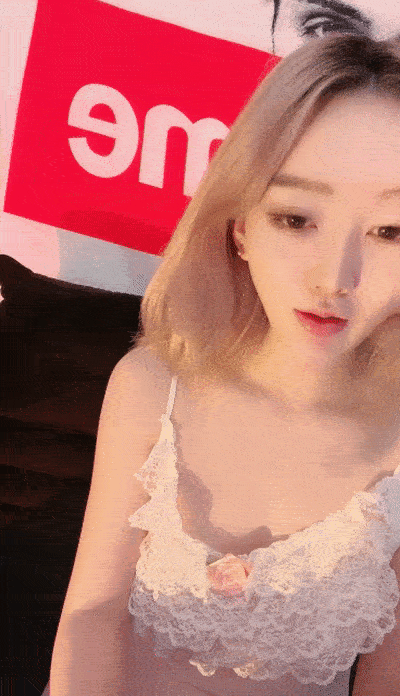 超粉美穴网红女神！高颜值曾经超火！解开内裤揉搓小穴，掰开特写，粉红色堪称名器