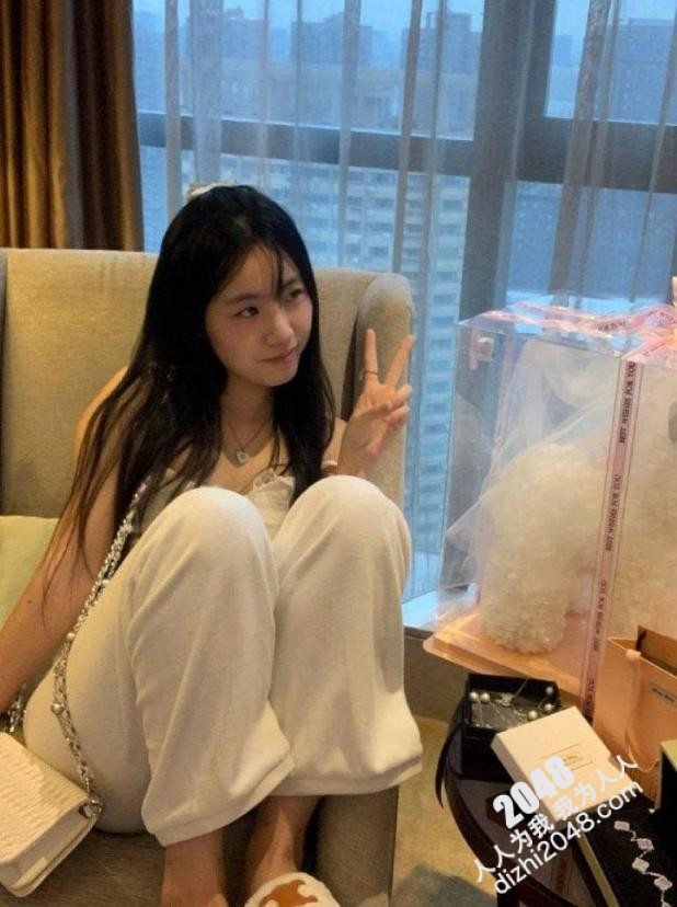 极品反差婊 颜值极高，自慰自拍，骚气十足，假阳具后入插小穴