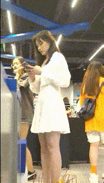 偷窥高颜值白裙小姐姐 皮肤白皙 大腿饱满大屁屁超性感 浅蓝色小内内卡很紧