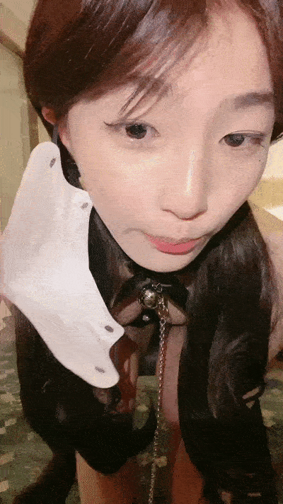 嗚崽醬~極品尤物美少女！酒店激情自慰！翹起内衣項圈，新花樣牙膏抹穴，辣的小穴受不了