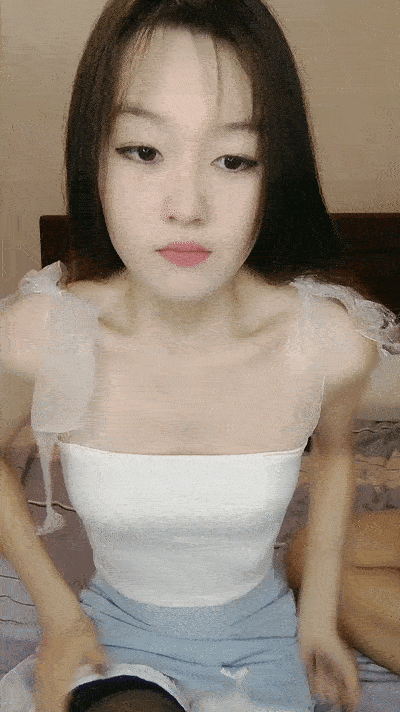 嗚崽醬~極品尤物美少女！酒店激情自慰！翹起内衣項圈，新花樣牙膏抹穴，辣的小穴受不了