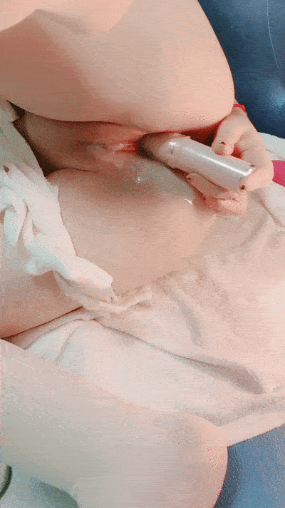 难得超粉干净美穴！一线天馒头b！振动棒抽插，爽的狂喷水白浆直流，翘起美臀摆弄