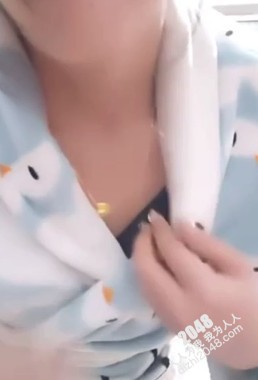 [MP4]陪外婆看电视！下面塞震动棒边尽孝心边娱乐