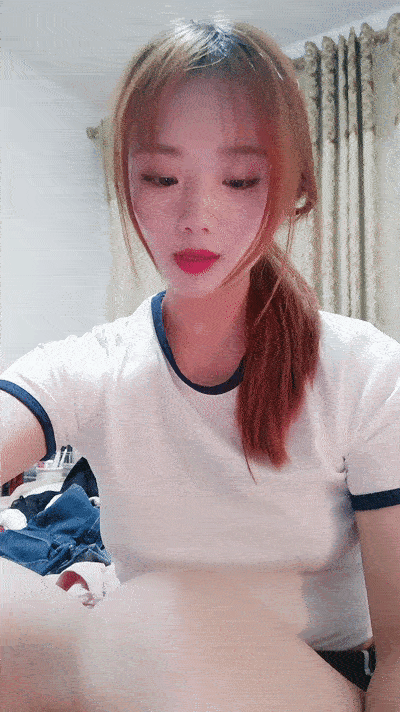 梨乃 ：精致的小太妹，卡哇伊，三点大秀，粉色肉棒插入小森林，一汪水喷出来
