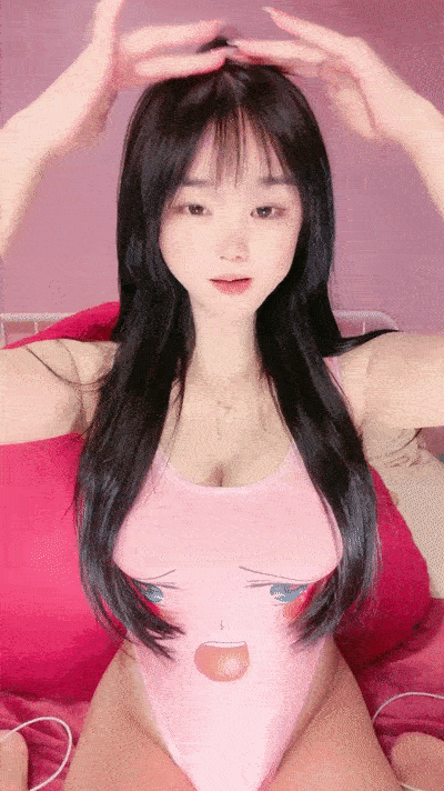 花臂紋身美少女！小男友居家操逼！堅挺白嫩美乳，蹲着抓屌吸吮，騎乘位操肥唇騷穴，操完再自慰