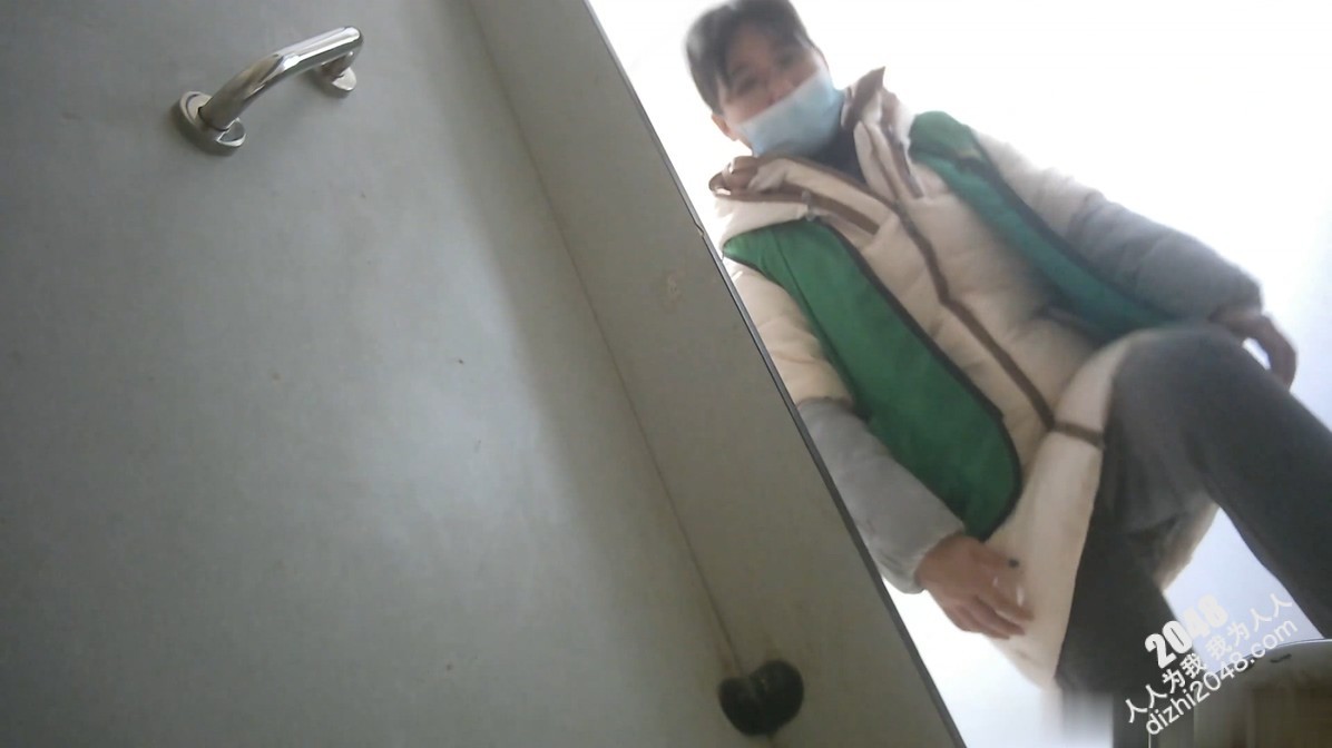 ☀【精品厕拍】商场女厕固定机位真实偷拍数位女性方便，后位近景双洞清晰可见