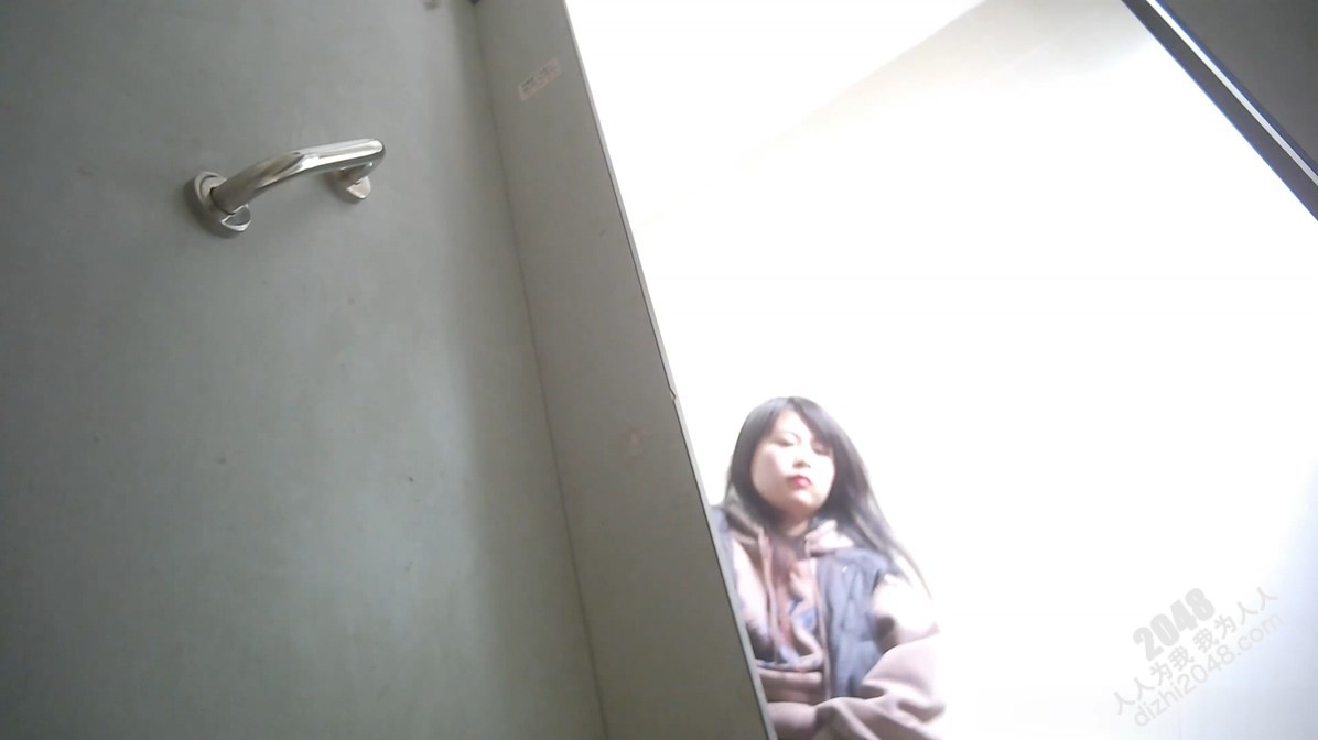 ☀【精品厕拍】商场女厕固定机位真实偷拍数位女性方便，后位近景双洞清晰可见