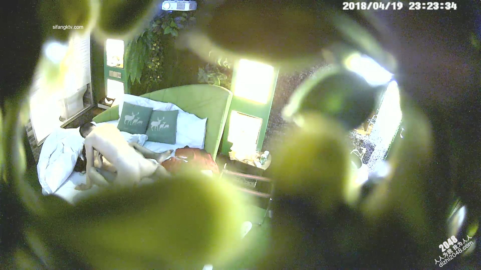 [MP4/696MB]4-19经典酒店偷拍 美女换上丝袜制服情趣装，大屁股猛做男友，一般人受不了