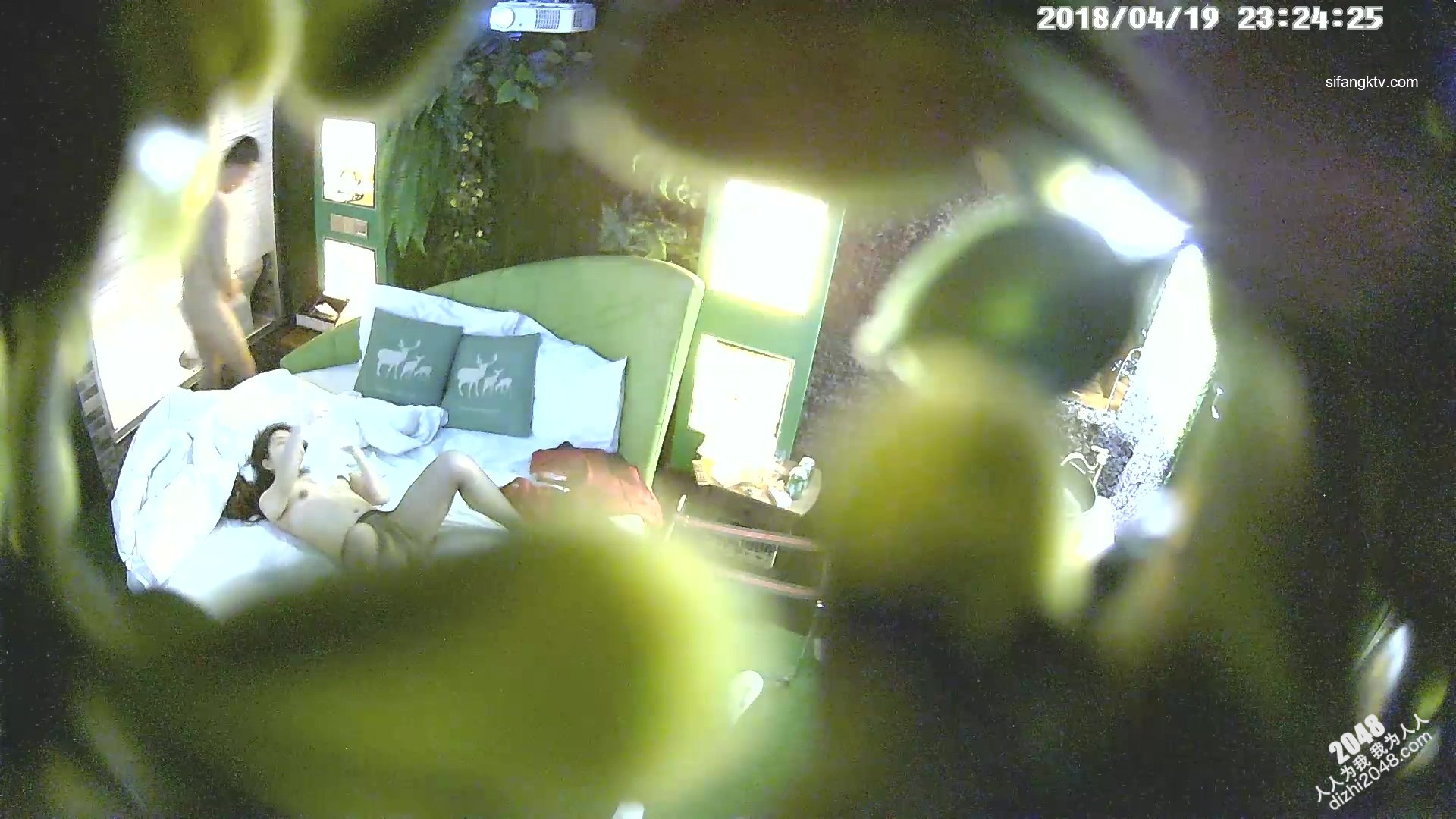 [MP4/696MB]4-19经典酒店偷拍 美女换上丝袜制服情趣装，大屁股猛做男友，一般人受不了