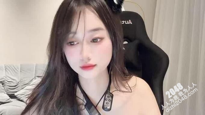 超淫荡的白丝制服小妹全程露脸大秀直播，女神颜值互动撩骚，道具抽插白虎骚穴跳蛋摩擦