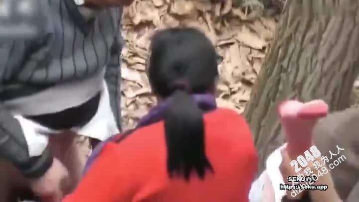 [MP4/ 273M] 年过50性欲旺盛的大妈大叔在深山树林中泄欲此等年纪还玩群P，简直牛逼惨了
