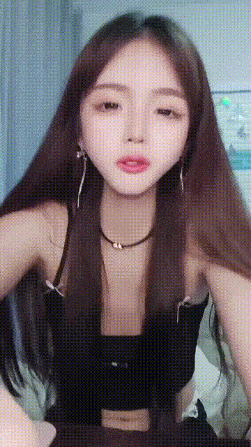 -高颜值白富美，抖音网红女神【小馋猫】还是下海了，美到爆究极反差，诱人裸舞，脸穴同框自慰喷水