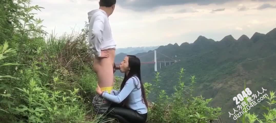 [MP4/ 601M] 太牛了在山顶和皮裤小姨子偷情一览众山小哪里都是做爱的风景