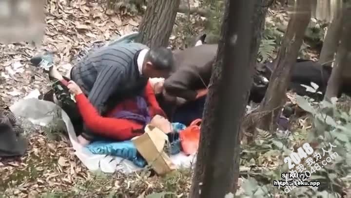 [MP4/ 273M] 年过50性欲旺盛的大妈大叔在深山树林中泄欲此等年纪还玩群P，简直牛逼惨了