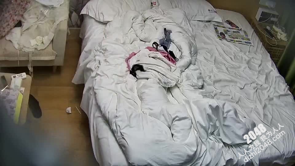 [MP4/ 989M] 大学城附近钟点炮房摄像头偷拍刚拔完罐的小哥被骚货女友穿上清凉睡衣诱惑把持不住舔逼 口交啪啪