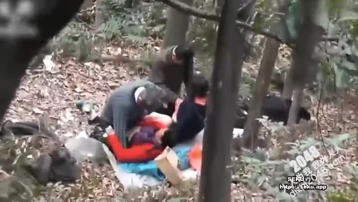 [MP4/ 273M] 年过50性欲旺盛的大妈大叔在深山树林中泄欲此等年纪还玩群P，简直牛逼惨了
