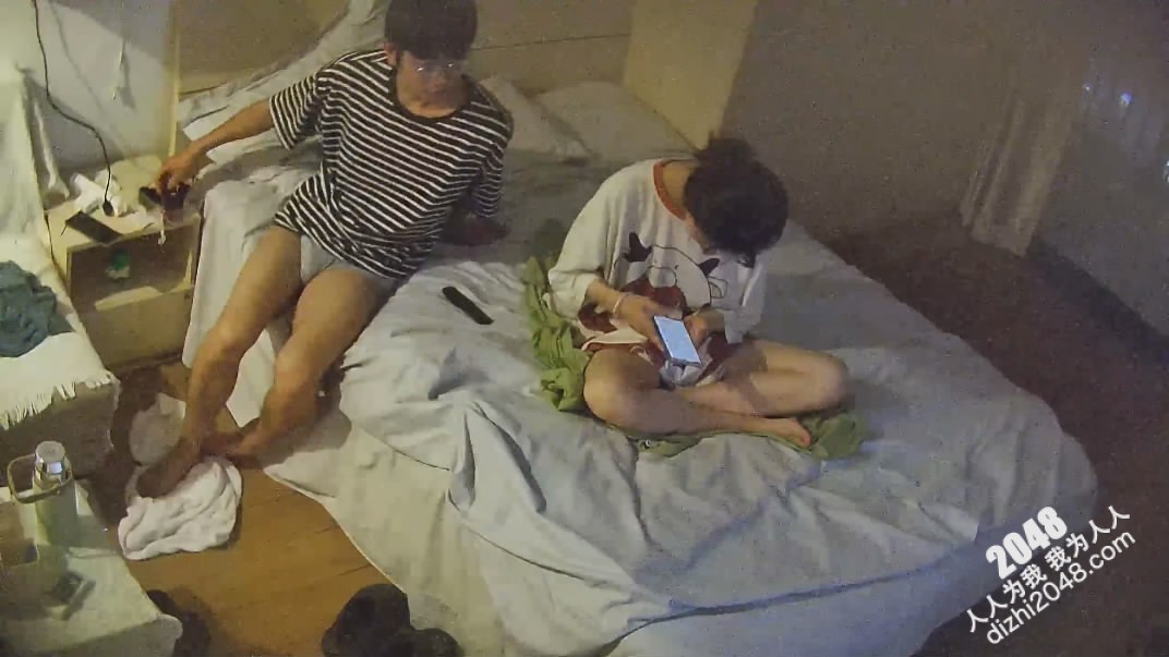 [MP4/1.31G]六月最新流出大学城附近钟点炮房 偷拍学生情侣渣男趁白袜女友不注意取下套子内射两次