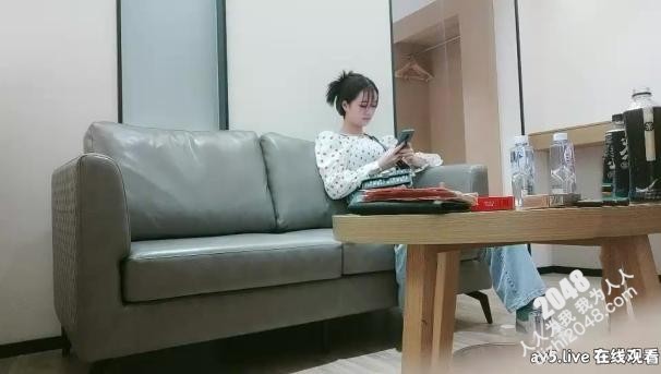 [探花偷拍]ONE-0073 挎肩包牛仔裤，口硬大屌抹上润滑开操，侧入操的妹子嗯嗯嗯休息下再来一次