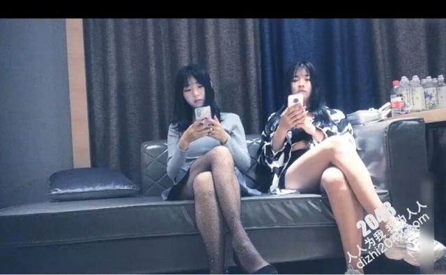 大神就是牛 約兩個漂亮年輕小美女 精緻飽滿性感白嫩 盡情舔吸揉奶啪啪雙飛抽送 第一炮就很爽