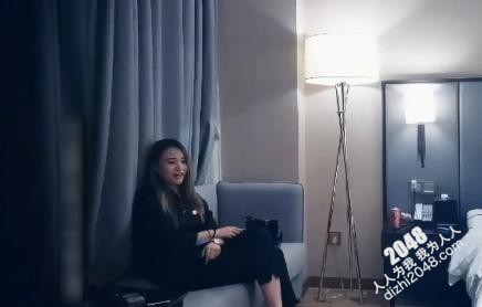 【MP4】[国产自拍]AAP-2077 这个御姐很会打扮一身修身黑衣约到酒店前凸后翘肉体立马让人冲动脱光光穿上开档黑丝啪啪猛力操穴
