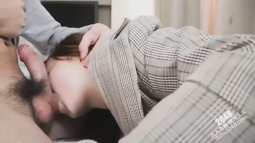 带妹妹去酒吧蹦迪忽悠她把洋酒当水喝喝多后去宾馆把她操舒服了她开始笑得多开心后面就有多狼狈无水印版