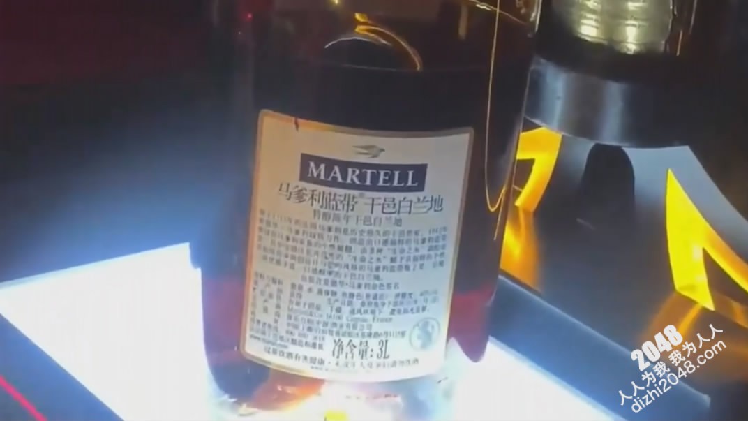 带妹妹去酒吧蹦迪忽悠她把洋酒当水喝喝多后去宾馆把她操舒服了她开始笑得多开心后面就有多狼狈无水印版