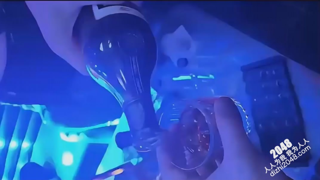 带妹妹去酒吧蹦迪忽悠她把洋酒当水喝喝多后去宾馆把她操舒服了她开始笑得多开心后面就有多狼狈无水印版