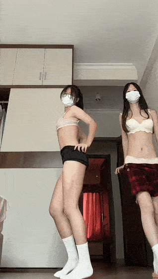最新全网最纯清纯少女，长发漂亮脸蛋 圆润的双乳 稀疏逼毛 甜美少女被黄毛渣男操 中出