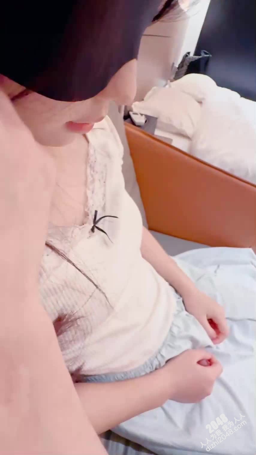 [MP4/ 855M] 酒局认识的妹妹高二同学私下加微信好不容易才哄出来赶上排卵期硬让我带套偷偷摘掉套子内射逼里无水印版