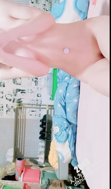 兩個超嫩美少女，白皙屁股美乳嫩穴，約了個炮友輪流操，無毛粉嫩小穴，騎乘位猛操，扶細腰後入