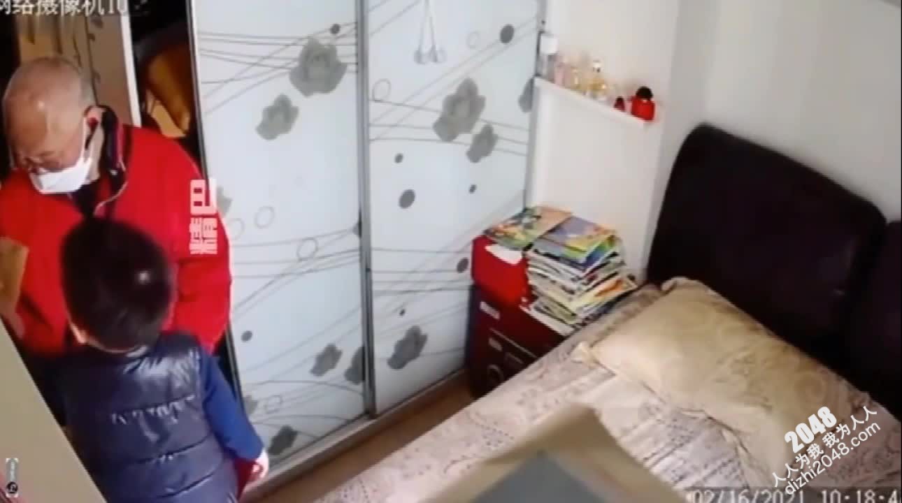 [MP4/ 250M] 摄像头监控偷拍爷媳恋 爷爷给孙子发完红包儿媳妇把孩子支出去进房间拉上窗帘伺候老爷子做爱