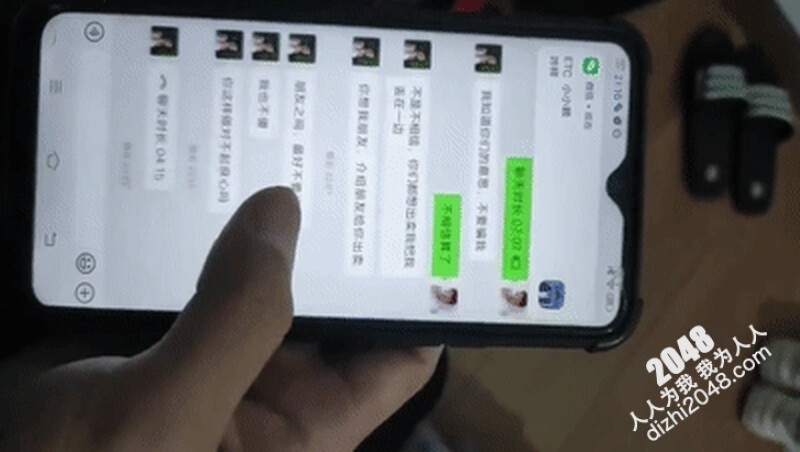 变态女婿✨边操丈母娘边跟媳妇打电话，含糊其辞老B也润滑，老婆跟丈母娘同床交替！