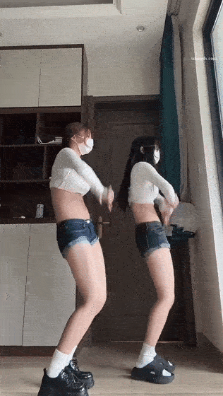 最新全网最纯清纯少女，长发漂亮脸蛋 圆润的双乳 稀疏逼毛 甜美少女被黄毛渣男操 中出