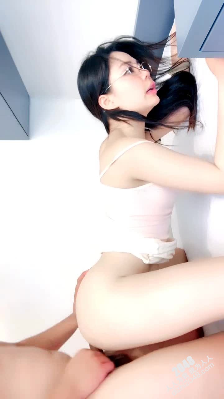 [MP4/ 723M] 皮肤白皙露脸风骚小少妇让小哥玩着奶子深喉草嘴，吃奶舔逼亲小嘴，后入爆草压在身下吃着奶子爆草蹂躏