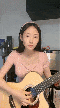颜值不错的极品少妇露脸，丝袜高跟跟小哥激情啪啪，深喉口交大鸡巴让小哥舔弄骚穴，都来大姨妈了还让小哥草
