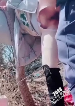 [MP4]熟女野外露逼自慰勾引路人操逼2