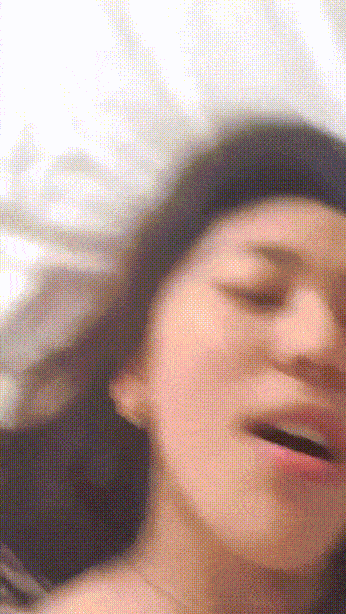 “操我，快点操我”“操你哪里？ “操我逼，快操我逼” 平日淑女 床上被操到翻白眼了还说快操她逼，淫语骚话