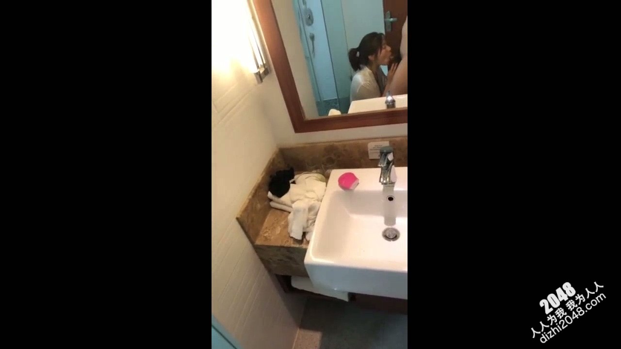 镜子前面操反差婊最爽了！网红脸美女跪着胯下吃鸡还对着镜子后入，大奶子一甩一甩 充满征服