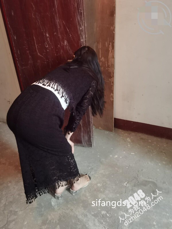 海角最新流出 反差人妻 大神拿下住在楼下的极品骚货女邻居后续4 地下室调教邻居骚逼被玩出浆 2V