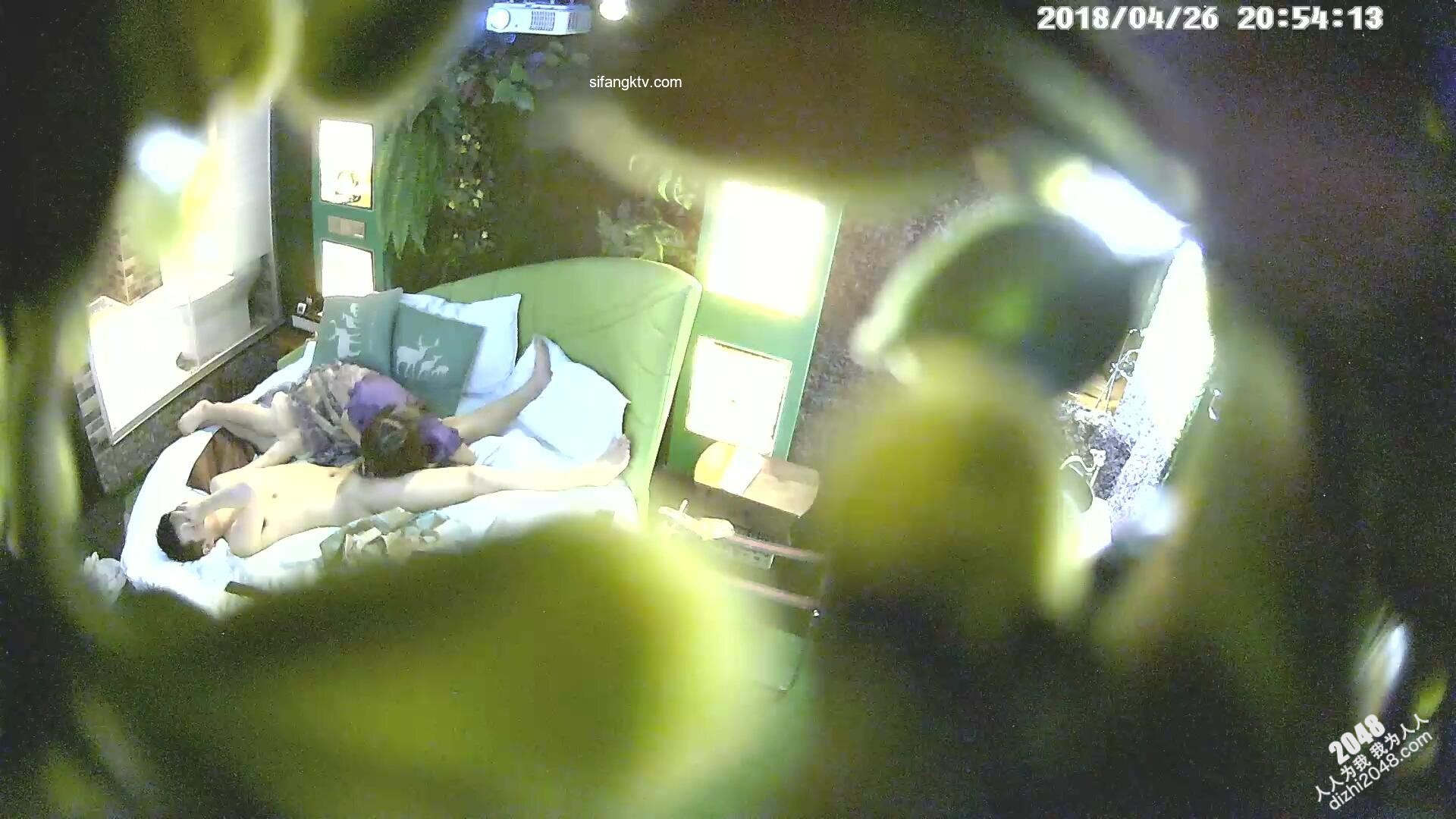 4-26经典酒店偷拍 穿裙子的美女很懂男友的心思,主动吃鸡巴掀起裙子后入暴操
