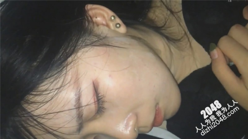 单位领导下药迷翻新来的美女同事各种姿势露脸啪啪