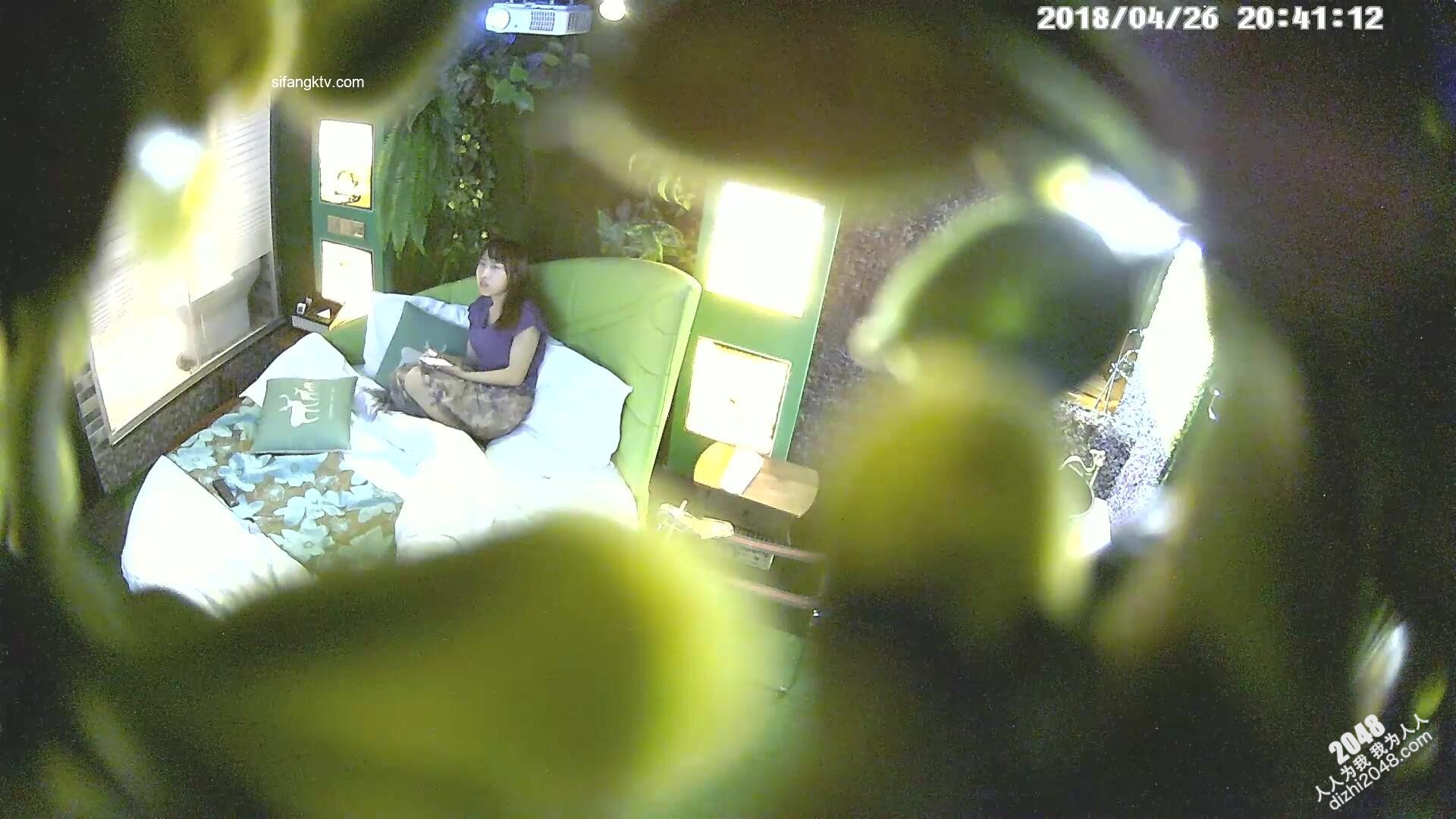 4-26经典酒店偷拍 穿裙子的美女很懂男友的心思,主动吃鸡巴掀起裙子后入暴操