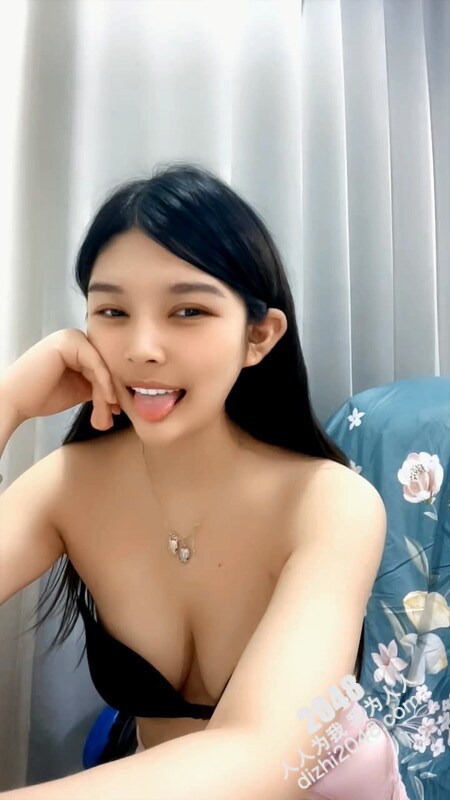 颜值不错的白虎逼小少妇全程露脸伺候蒙面大哥激情啪啪口交大鸡巴激情上位让大哥玩弄骚奶子眼神迷离真骚