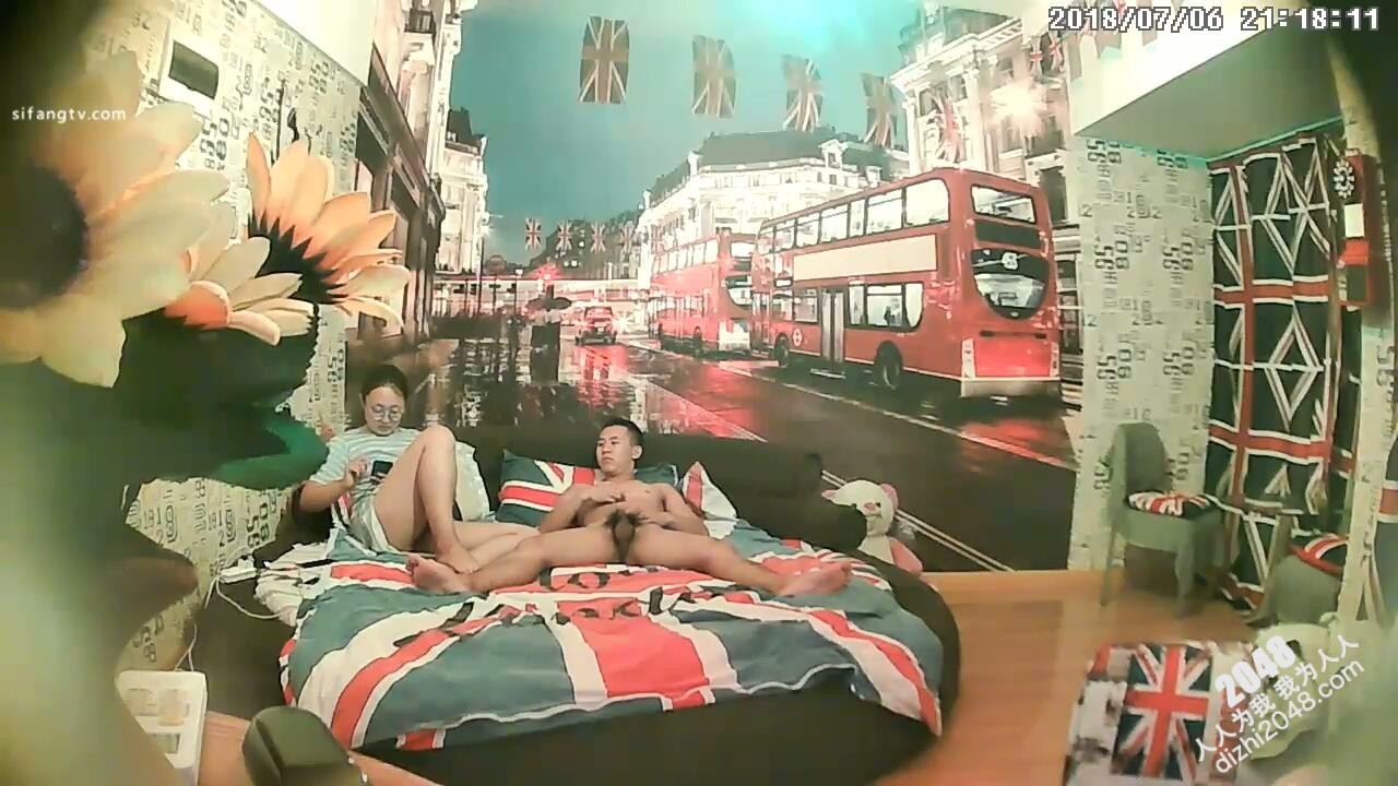7-6经典酒店偷拍 超短裙眼镜反差婊和男友啪啪,从床上操到椅子上,近距离拍摄