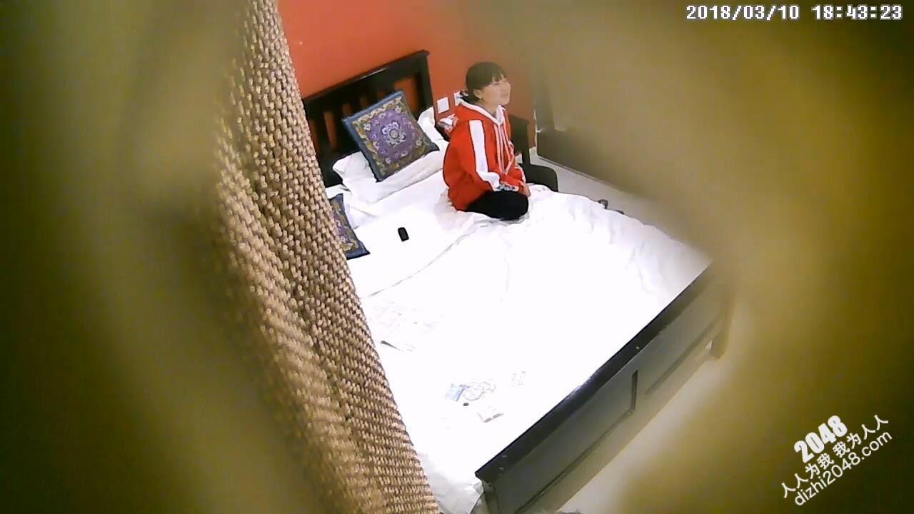 3-9经典酒店偷拍 戴眼镜的闷骚妹子被男友操完精子射一脸